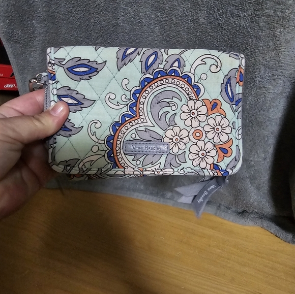 Vera Bradley Quilted TriFold Wristlet RFID Wallet Fan Flowers Pattern - Picture 1 of 6